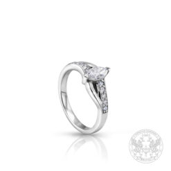 Годежен пръстен в бяло злато с централен диамант маркиз