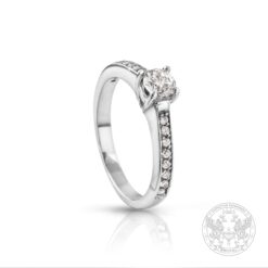 Годежен пръстен с централен диамант и множество брилянти