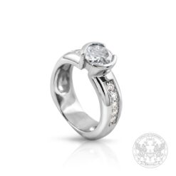 Дизайнерски годежен пръстен с диамант и брилянти