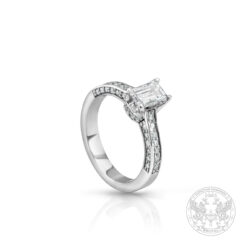 Годежен пръстен с диамант 0.85ct. и странични брилянти