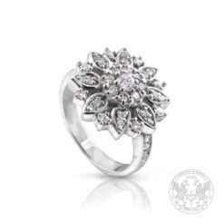 Златен пръстен с множество диаманти