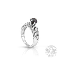 Дамски златен пръстен с централен черен диамант