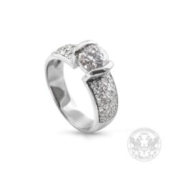 Бутиков дамски пръстен с брилянти и централен диамант