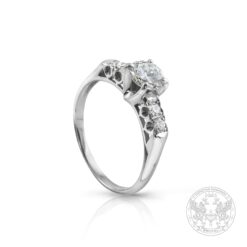 Бутиков годежен пръстен с два вида диаманти от бяло злато