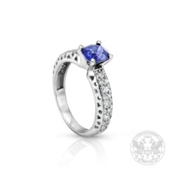 Годежен пръстен с диаманти и синьо-виолетов Сапфир