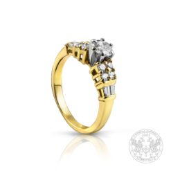 Златен пръстен с два вида диаманти US28