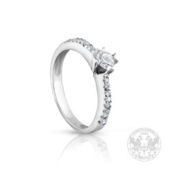 Изящен годежен пръстен с различна големина на брилянтите