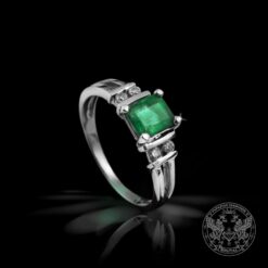 Златен пръстен с диаманти и изумруд