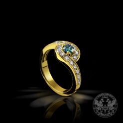 Златен пръстен със син сапфир и диаманти