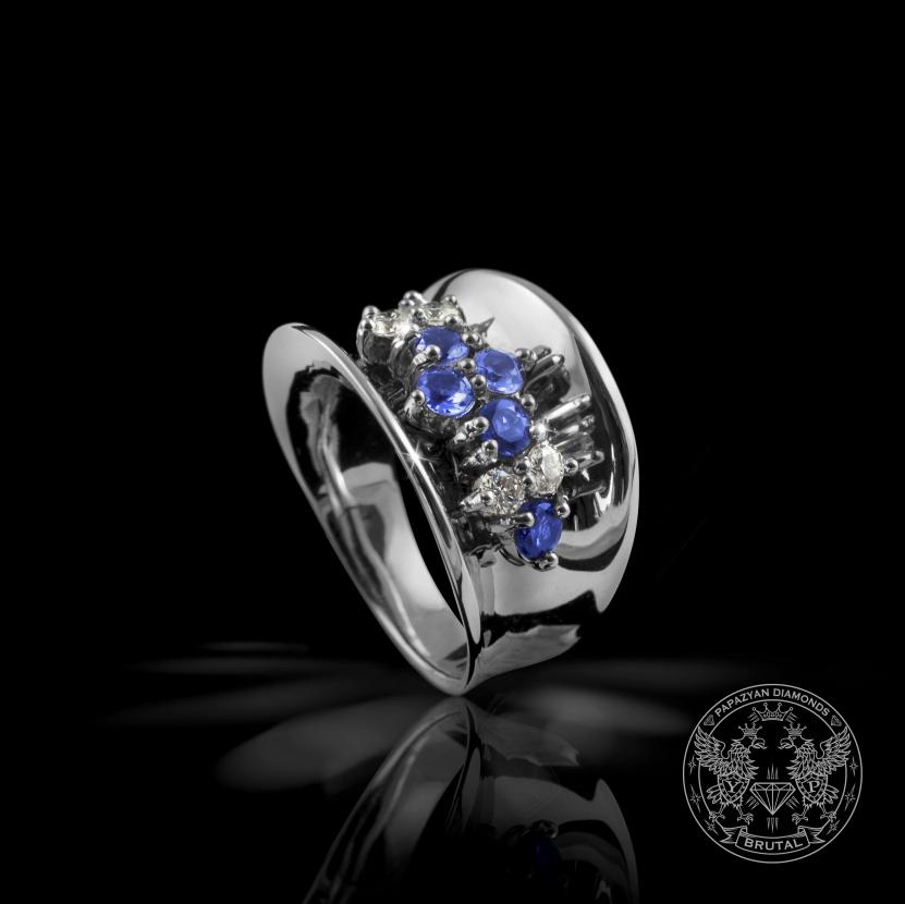 Златен пръстен със иолити и диаманти