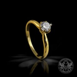 Златен годежен пръстен с диамант