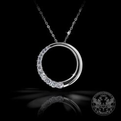 Златен медальон във форма на окръжност, инкрустиран с брилянти