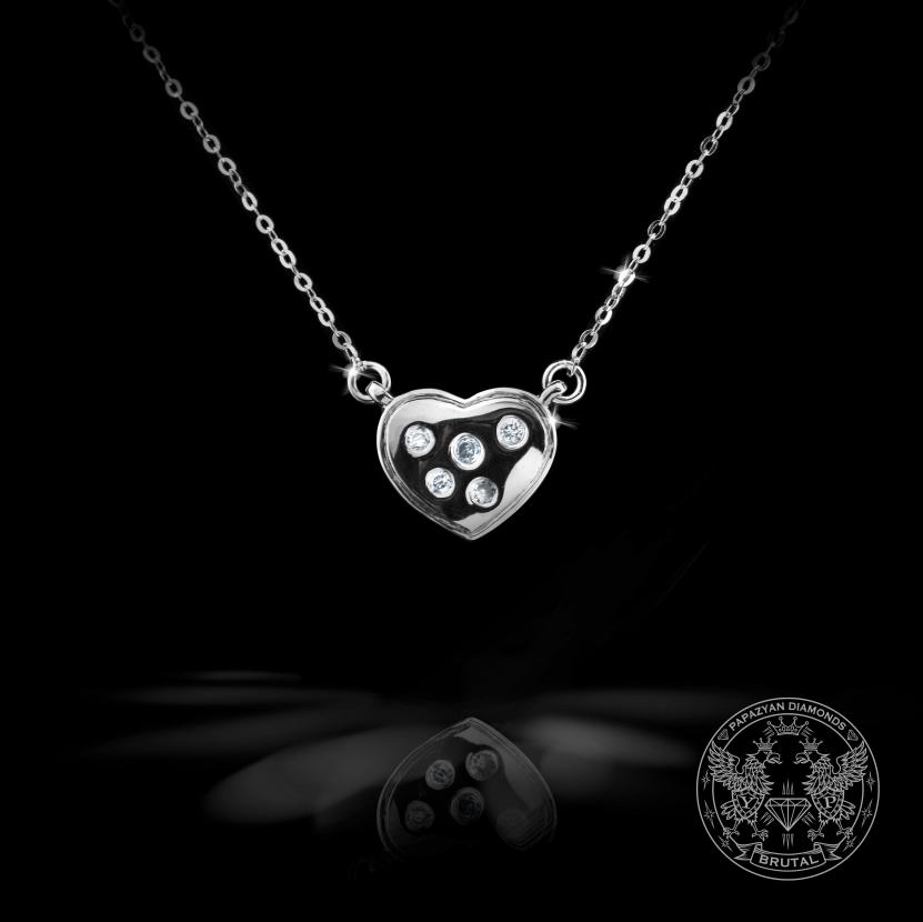 Медальон с диаманти под формата на сърце