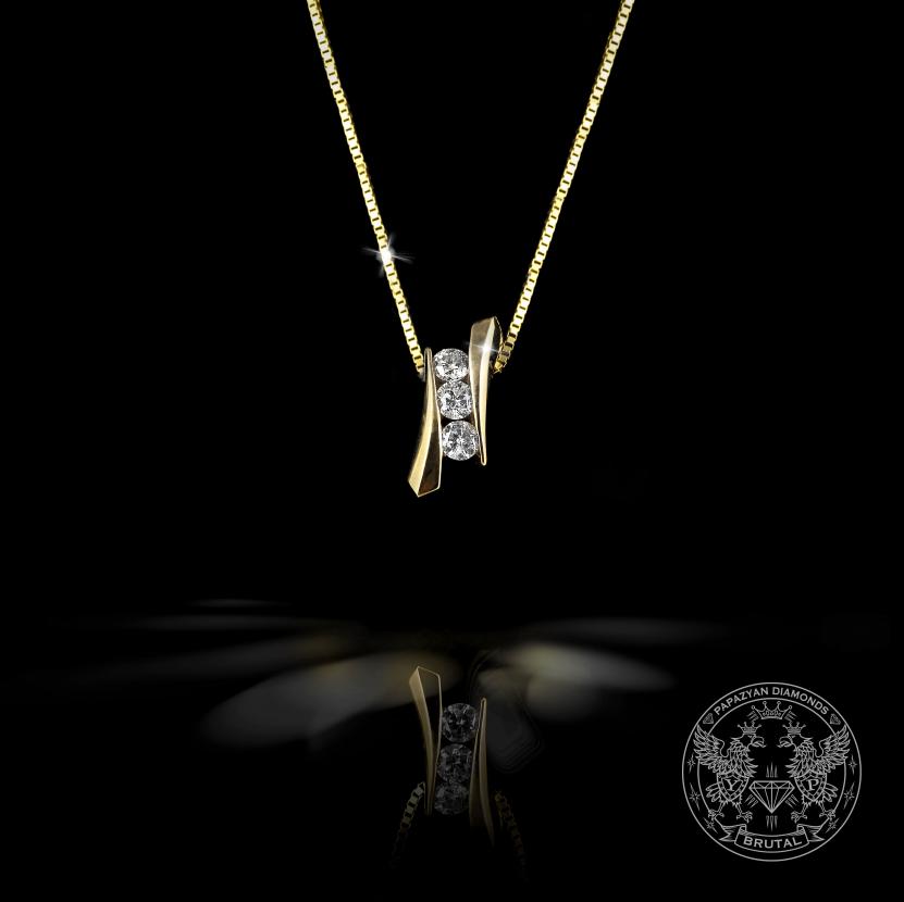 Златен медальон с диаманти