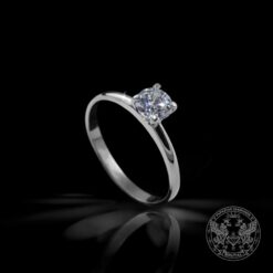 Класически годежен пръстен с диамант