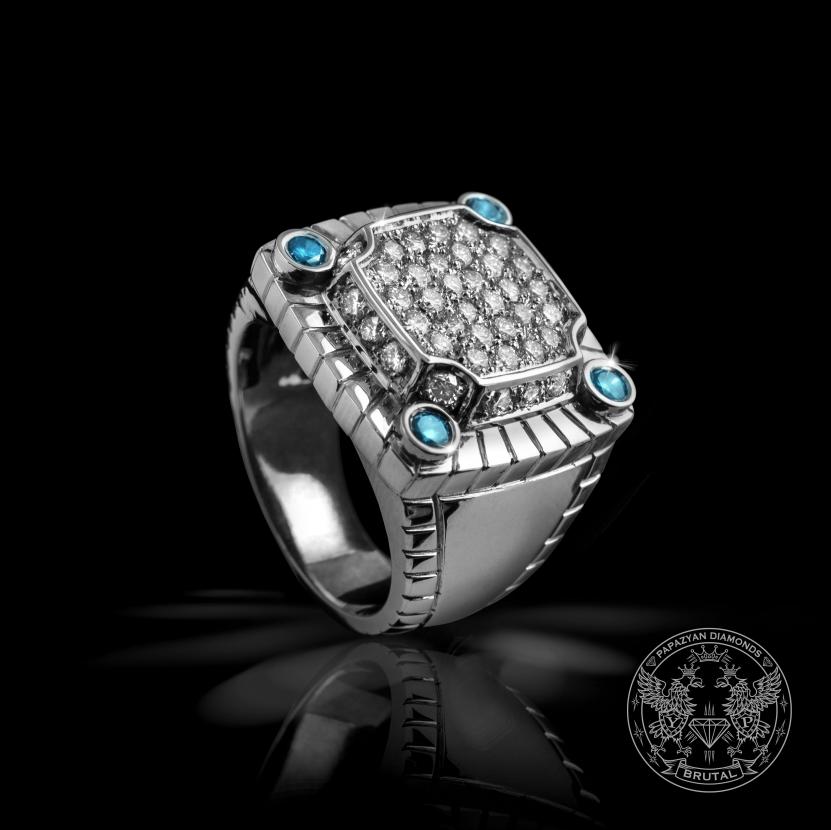 Мъжки златен пръстен с три вида диаманти